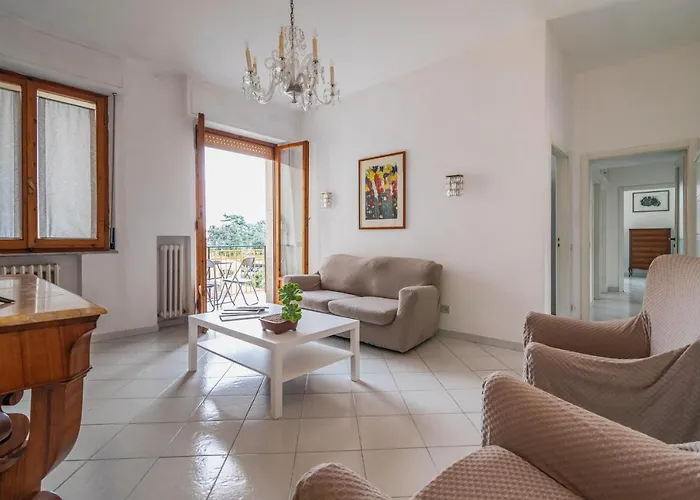 Comfy Flat Steps Away From Siena Station!